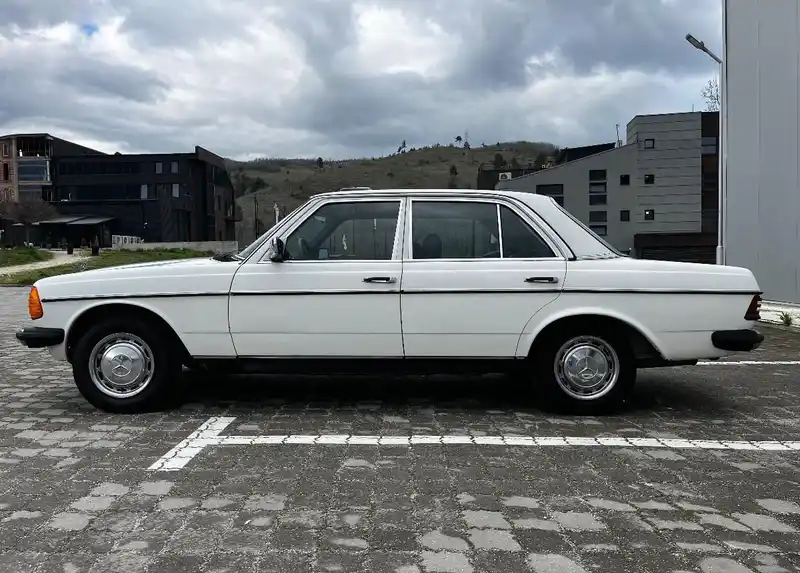 MERCEDES BENZ W123 200 D