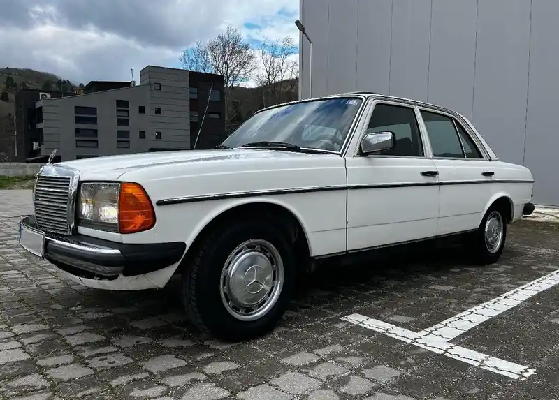 MERCEDES BENZ W123 200 D