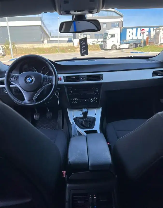 BMW 318D 2011 GOD