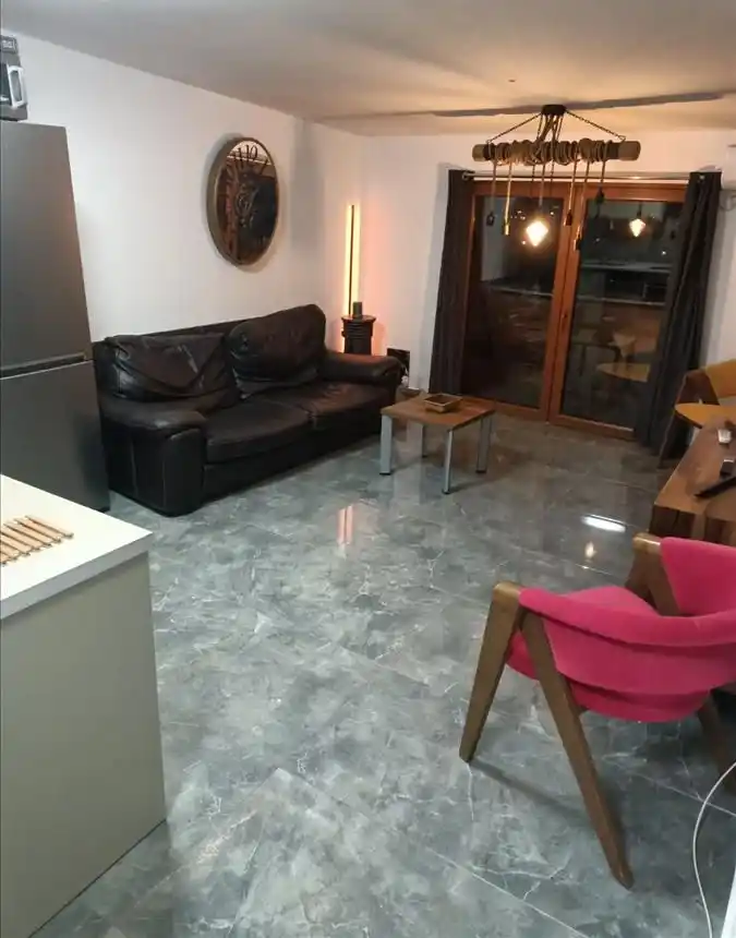 Ce iznajmuvam stan vo centar pozadi univerzalna