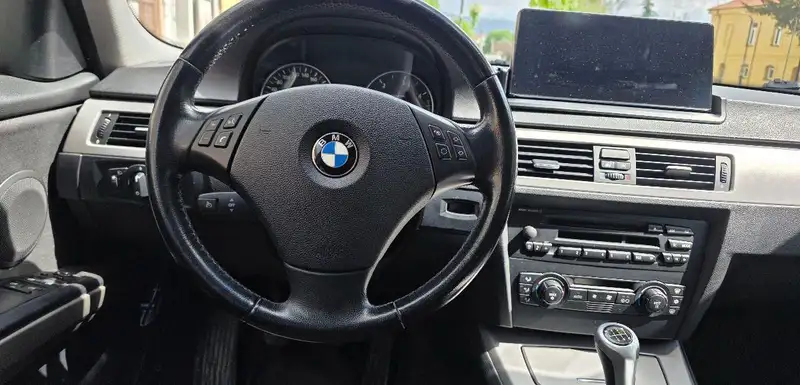 BMW E90 318d Registriran +z.karton ,Servisiran