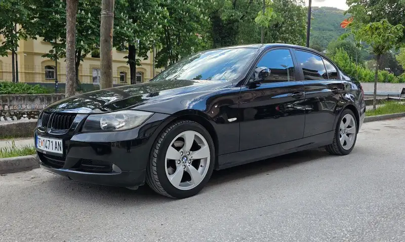 BMW E90 318d Registriran +z.karton ,Servisiran