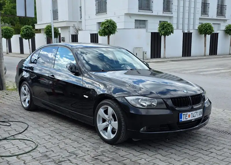 BMW E90 318d Registriran +z.karton ,Servisiran